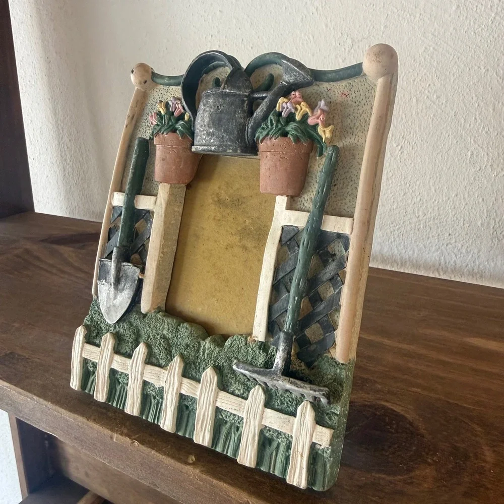 VintageStyle 3D Garden Theme Resin Picture Frame Picket Fence Watering Can Decor